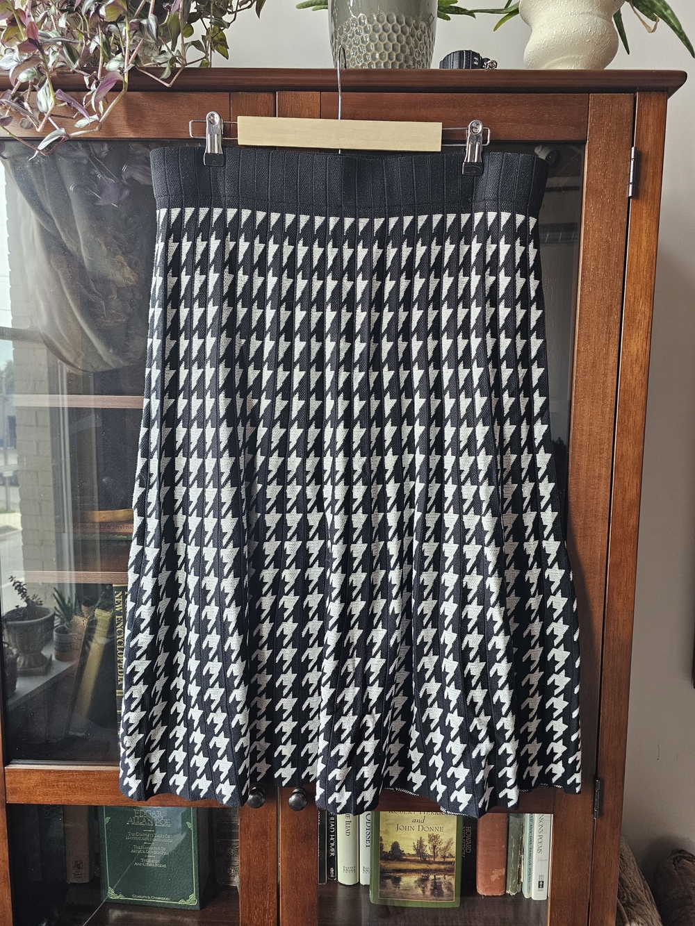 Chic Houndstooth Pleated Knit Midi Skirt